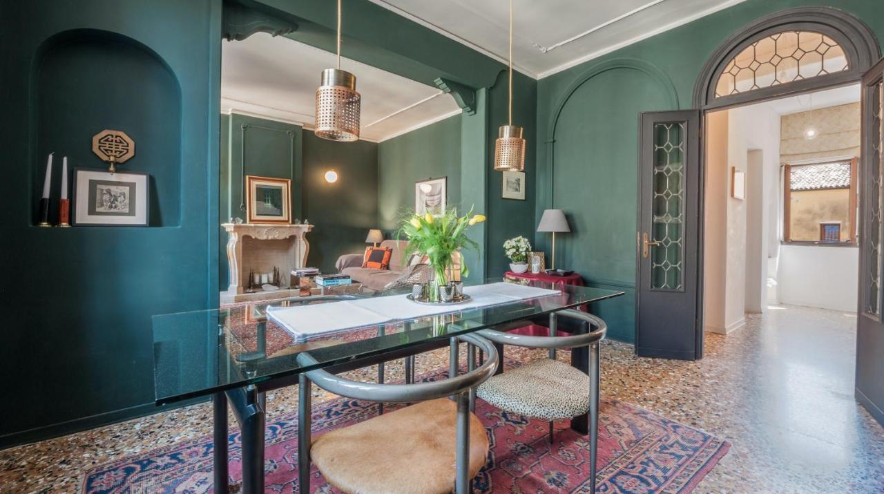 Stylish Renovated Apartment In The Heart Of The City เวนิส ภายนอก รูปภาพ