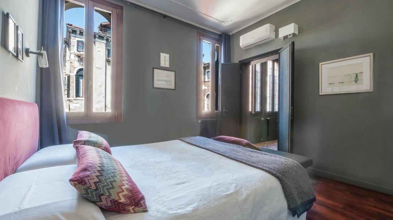 Stylish Renovated Apartment In The Heart Of The City เวนิส ภายนอก รูปภาพ