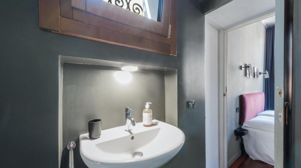 Stylish Renovated Apartment In The Heart Of The City เวนิส ภายนอก รูปภาพ