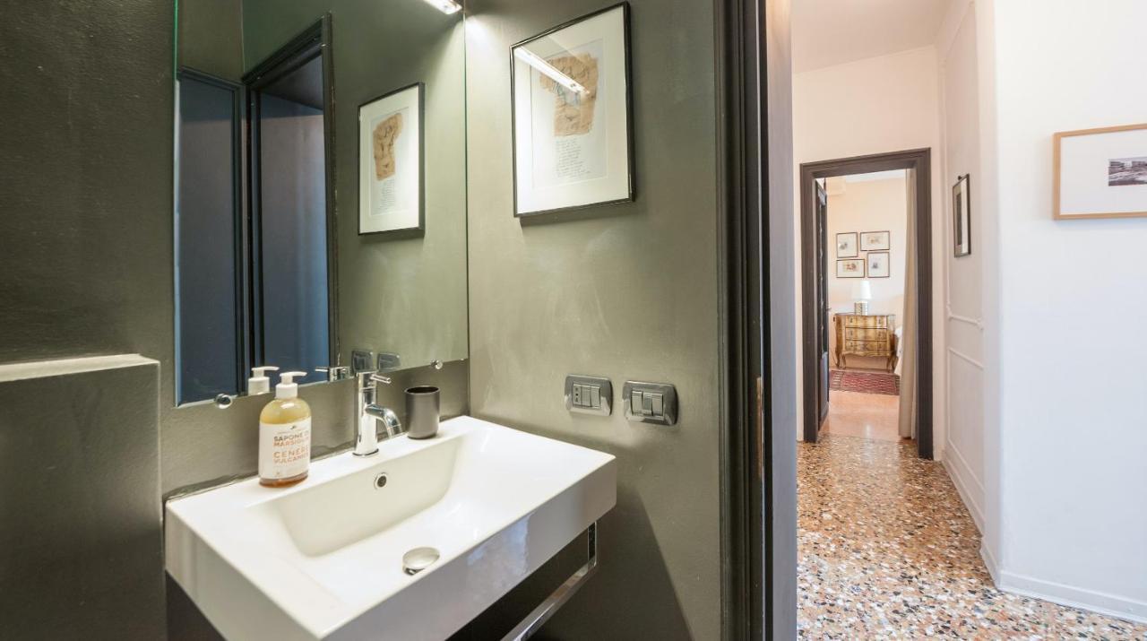 Stylish Renovated Apartment In The Heart Of The City เวนิส ภายนอก รูปภาพ